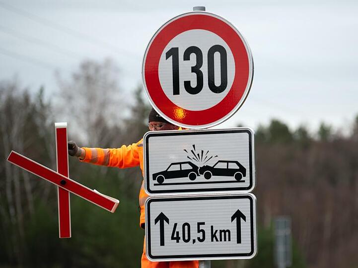 Die SPD will mit der Union über eine generelle Geschwindigkeitsbegrenzung von 130 Kilometern pro Stunde reden.