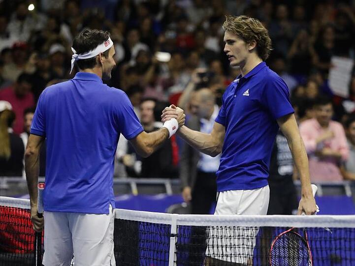 Zogen in Mexiko die Massen an: Roger Federer (l) und Alexander Zverev.