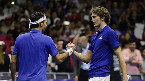 Zogen in Mexiko die Massen an: Roger Federer (l) und Alexander Zverev.