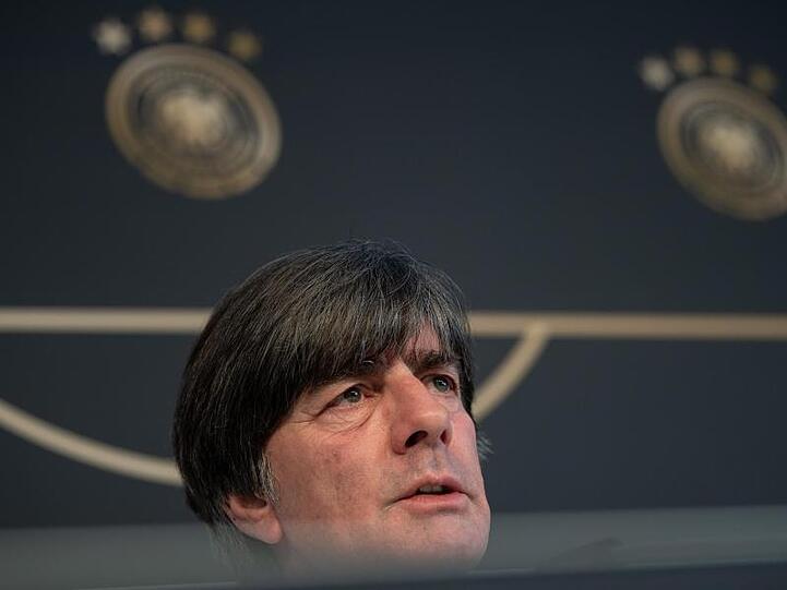 Bundestrainer Joachim Löw spricht auf der Pressekonferenz vor dem Länderspiel gegen Serbien.