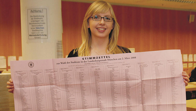 Roswitha Müller präsentiert den Stimmzettel für die Stadtratswahl Roswitha Müller präsentiert den Stimmzettel für die Stadtratswahl