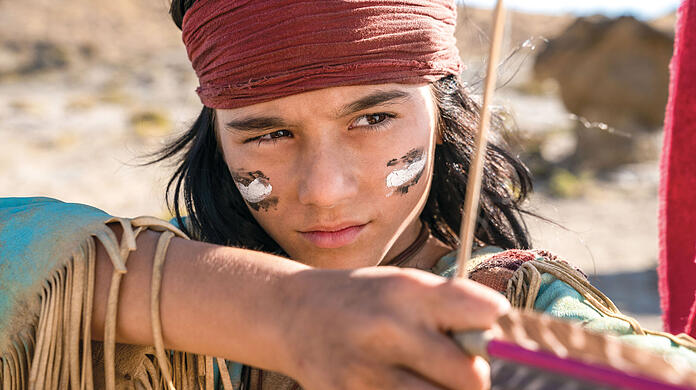 Mika Ullritz als Winnetou in einer Szene des Films "Der junge Häuptling Winnetou".