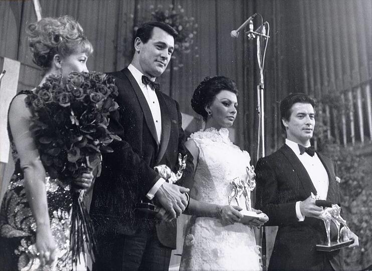 1965 in München (v. l.): Liselotte Pulver, Rock Hudson, Sophia Loren und Pierre Briece mit ihren Trophäen.
