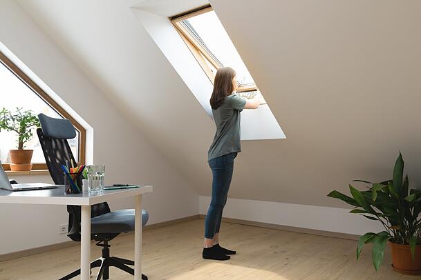 Wichtig bei Hitze daheim: zur richtigen Tages- oder besser Nachtzeit lüften. Die Verbraucherzentrale Bayern rät, nachts oder früh am Morgen die Fenster aufzureißen. Wichtig bei Hitze daheim: zur richtigen Tages- oder besser Nachtzeit lüften. Die Verbraucherzentrale Bayern rät, nachts oder früh am Morgen die Fenster aufzureißen.