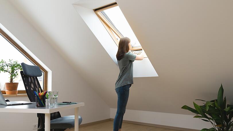 Wichtig bei Hitze daheim: zur richtigen Tages- oder besser Nachtzeit lüften. Die Verbraucherzentrale Bayern rät, nachts oder früh am Morgen die Fenster aufzureißen. Wichtig bei Hitze daheim: zur richtigen Tages- oder besser Nachtzeit lüften. Die Verbraucherzentrale Bayern rät, nachts oder früh am Morgen die Fenster aufzureißen.