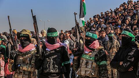Die islamistische Hamas im Gazastreifen lehnt die israelische Forderung nach ihrer Entwaffnung strikt ab. (Archivbild)