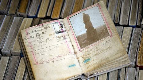 Nässe und andere Wetterunbilden setzen Gipfelbüchern in Papierform zu. (Archivbild)