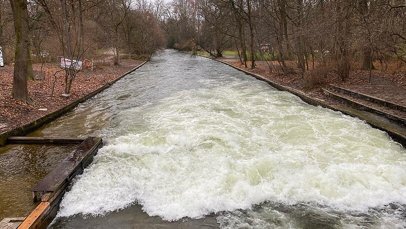 Die Eisbachwelle am eiskalten Mittwochvormittag, an dem es null Grad hat (3. Dezember): Keine Surfer, nicht einmal Zaungäste. Die Eisbachwelle am eiskalten Mittwochvormittag, an dem es null Grad hat (3. Dezember): Keine Surfer, nicht einmal Zaungäste.