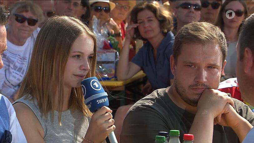 Mit ihren Worten rührte Zuschauerin Lara ihre Familie und die Zuschauer zu Tränen. Mit ihren Worten rührte Zuschauerin Lara ihre Familie und die Zuschauer zu Tränen.