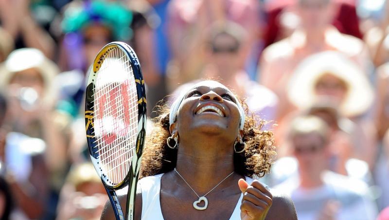 Serena Williams freut sich über ihren Triumph in Wimbledon. Serena Williams freut sich über ihren Triumph in Wimbledon.