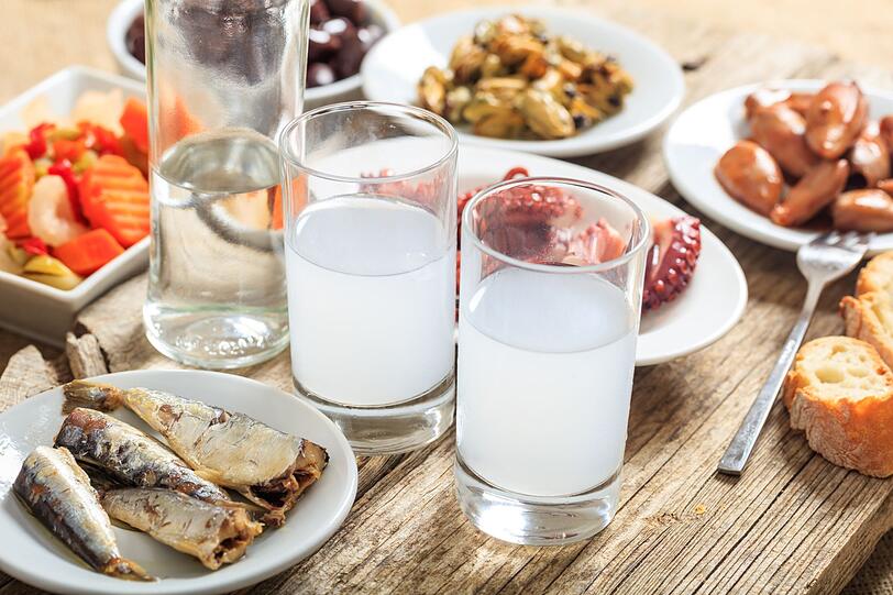 Ouzo ist das Nationalgetränk in Griechenland. Der Anisschnaps wird traditionell als Aperitif und oft zu Mezedes wie Oktopus, Käse und Oliven gereicht. Die Griechen trinken Ouzo oft auch mit Wasser oder Eiswürfeln. Seit dem 15. Jahrhundert ist das Getränk in der griechischen und auch türkischen Kultur sowie in der Volksmedizin verwurzelt. Viele gönnen sich auch einen Schuss Ouzo im Kaffee. Ouzo ist das Nationalgetränk in Griechenland. Der Anisschnaps wird traditionell als Aperitif und oft zu Mezedes wie Oktopus, Käse und Oliven gereicht. Die Griechen trinken Ouzo oft auch mit Wasser oder Eiswürfeln. Seit dem 15. Jahrhundert ist das Getränk in der griechischen und auch türkischen Kultur sowie in der Volksmedizin verwurzelt. Viele gönnen sich auch einen Schuss Ouzo im Kaffee.
