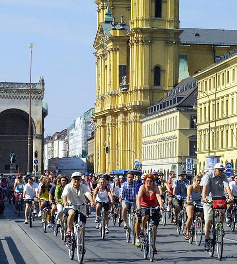 Radeln im Rudel: Auf der Münchner Ludwigstraße treten im Sommer ganze Hundertschaften in die Pedale