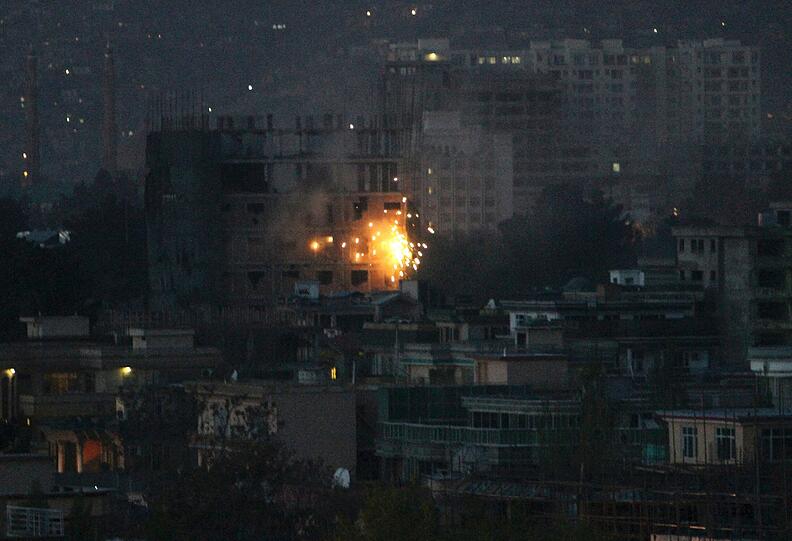 Überreste der Schlacht im Diplomatenviertel: Erst nach 18 Stunden, am frühen Montagmorgen, konnte der Angriff der Taliban niedergeschlagen werden. Mindestens 47 Tote wurden gezählt. 36 sollen Taliban gewesen sein. Die Bilder