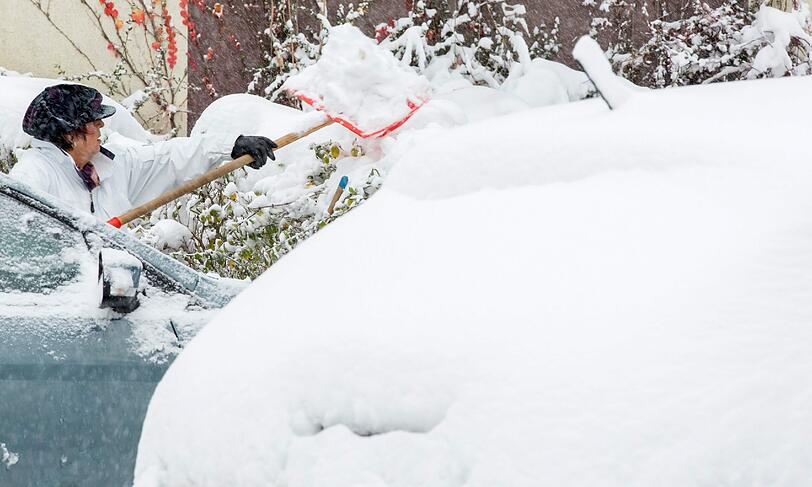 Den Weg zu ihrem Auto bahnt sich diese Frau im thüringischen Ilmenau haute morgen mit der Schneeschaufel.
