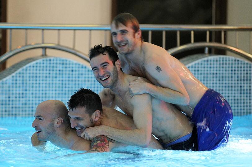 Löwen beim Planschen: Necat Aygün, Vallori, Maximilian Nicu und Daniel Bierofka albern im Pool herum.