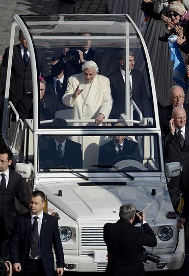 Papst Benedikt XVI. wird auf dem Petersplatz im Vatikan mit dem Papamobil zu seiner letzten Generalaudienz gefahren. Nach sieben Jahren, zehn Monaten und zehn Tagen im Amt trat der Papst am 28.02.2013 zurück.