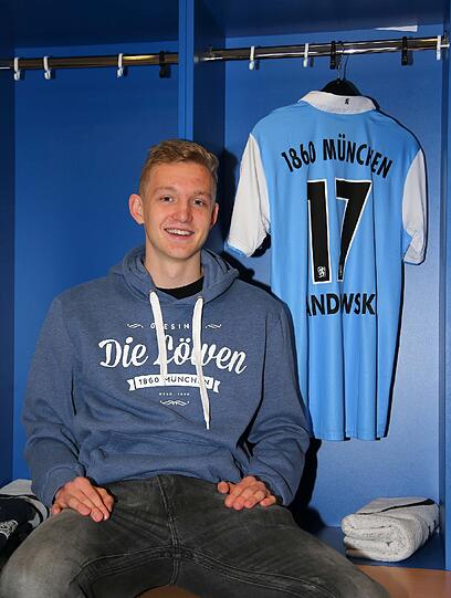Hier wird Jannik Bandowski am Trainingsgelände des TSV 1860 vorgestellt.