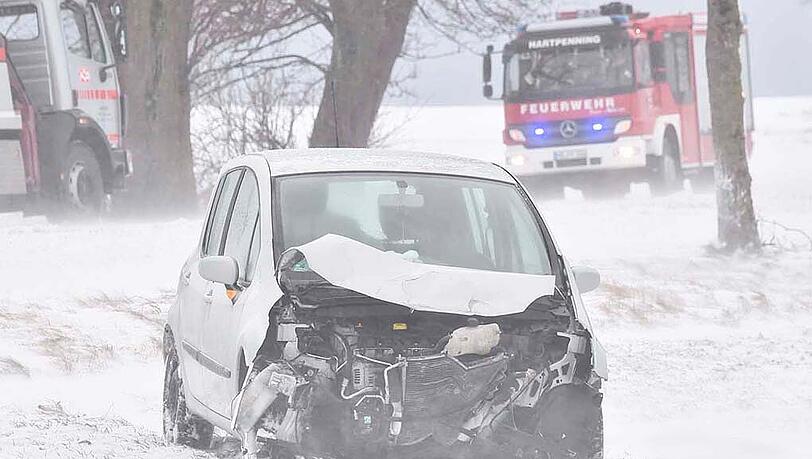 Bilder vom Verkehrsunfall auf der B13 bei Holzkirchen. Bilder vom Verkehrsunfall auf der B13 bei Holzkirchen.