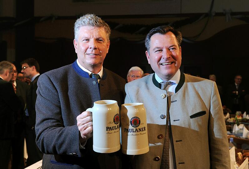 Auf dem Nockherberg haben OB Dieter Reiter (SPD) und sein Stellvertreter Josef Schmid (CSU) noch vergnügt miteinander angestoßen. Tage später ist das Verhältnis schon wieder belastet.