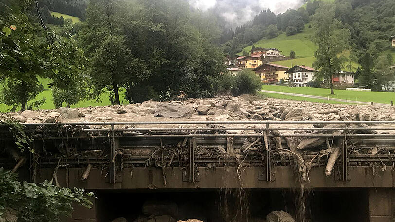 Große Schäden: Sintflutartige Regenfälle hatten das bei Urlaubern beliebte Großarltal von der Umwelt abgeschnitten.
