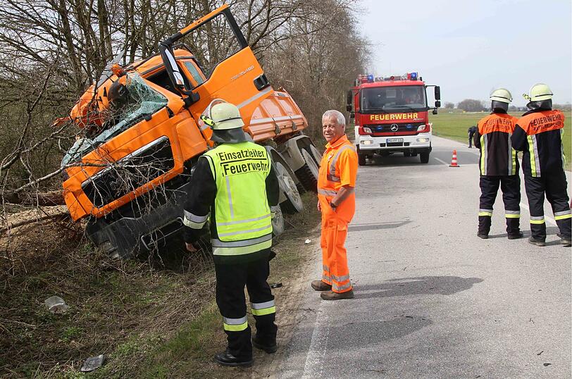 Der Lkw landete im Straßengraben. Der Unfallverursacher machte sich aus dem Staub.