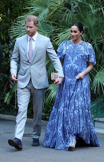 Prinz Harry und seine Frau Meghan verlassen die königliche Residenz während des dritten Tages ihrer Marokko-Tour im Sommer 2019. Zur Audienz bei König Mohammed VI erscheint die Herzogin in einem eleganten blauen Abendkleid.