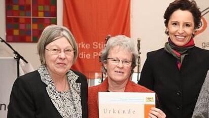 Im Jahr 2011 überreichte Sozialministerin Christine Haderthauer (re.) Frau Linker (l.) und der Vereinsvorsitzenden des Seniorentreff Neuhausen, Christel Dill, eine Urkunde für "Wohnen für Hilfe". Im Jahr 2011 überreichte Sozialministerin Christine Haderthauer (re.) Frau Linker (l.) und der Vereinsvorsitzenden des Seniorentreff Neuhausen, Christel Dill, eine Urkunde für "Wohnen für Hilfe".