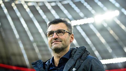 Nürnbergs Trainer Michael Köllner steht vor einem Spiel am Spielfeldrand. Foto: Matthias Balk/Archiv