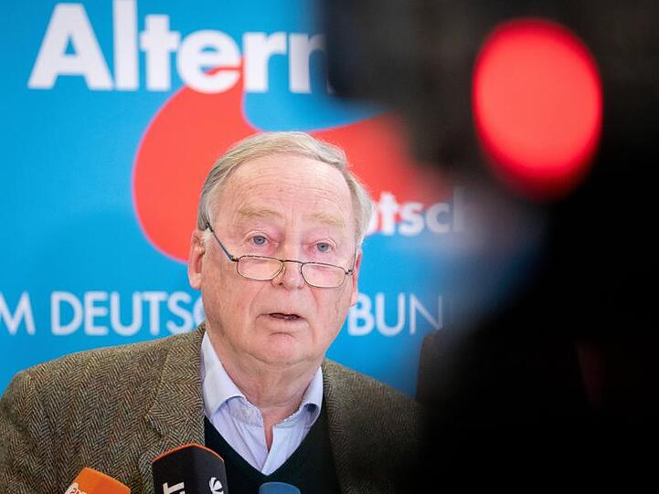 Die Staatsanwaltschaft Frankfurt am Main ermittelt nach Angaben der AfD-Bundestagsfraktion gegen Partei- und Fraktionschef Alexander Gauland.