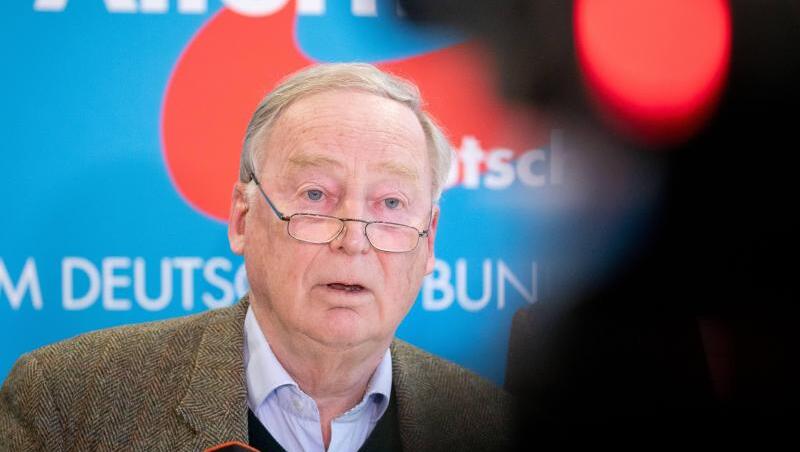 Die Staatsanwaltschaft Frankfurt am Main ermittelt nach Angaben der AfD-Bundestagsfraktion gegen Partei- und Fraktionschef Alexander Gauland.
