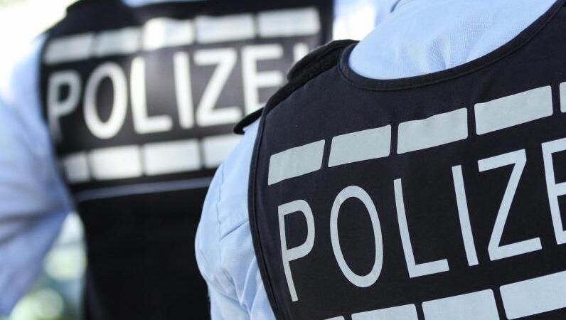 In Polizei-Westen gekleidete Polizisten. Foto: Silas Stein/Archivbild In Polizei-Westen gekleidete Polizisten. Foto: Silas Stein/Archivbild