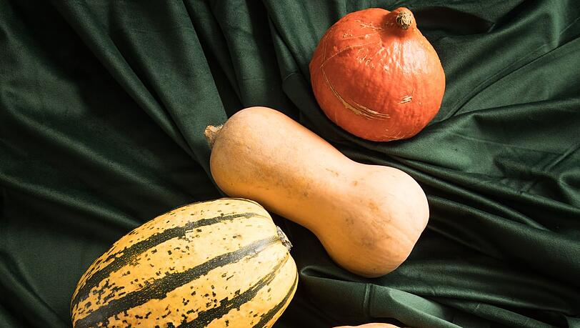 Kürbisse eignen sich nicht nur wunderbar als Dekoration für Halloween; sie gehören auch zu den Lebensmitteln, die gut für Leber und Darm sind. Kürbisse eignen sich nicht nur wunderbar als Dekoration für Halloween; sie gehören auch zu den Lebensmitteln, die gut für Leber und Darm sind.