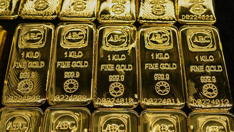 Nachdem der Preis f&uuml;r Gold wochenlang stark gestiegen war, sackt er nun deutlich ab. (Archivbild)