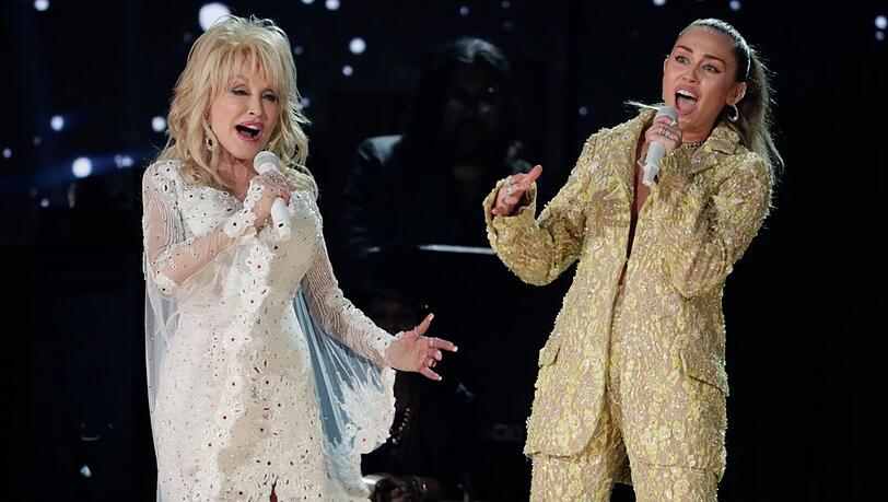 Dolly Parton (l.) und Miley Cyrus bei den Grammy Awards 2019. Dolly Parton (l.) und Miley Cyrus bei den Grammy Awards 2019.