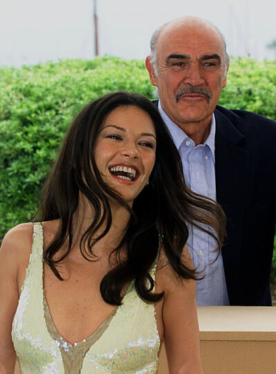 So schlank und sportlich kennt man Catherine Zeta-Jones (hier mit ihrem Filmpartner Sean Connery). Doch auch sie hatte ihre fülligen Zeiten...