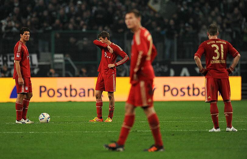 Geschlagen, gedemütigt, entzaubert: die Bayern-Spieler Mario Gomez, Thomas Müller, Bastian Schweinsteiger und Holger Badstuber (vorne)