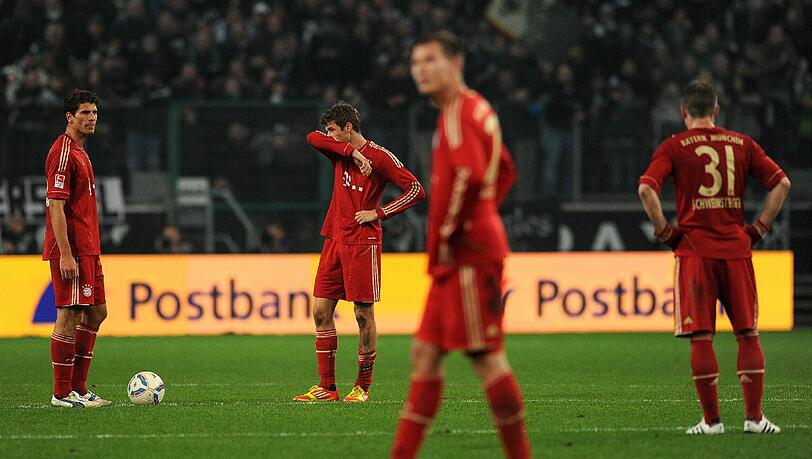 Geschlagen, gedemütigt, entzaubert: die Bayern-Spieler Mario Gomez, Thomas Müller, Bastian Schweinsteiger und Holger Badstuber (vorne)
