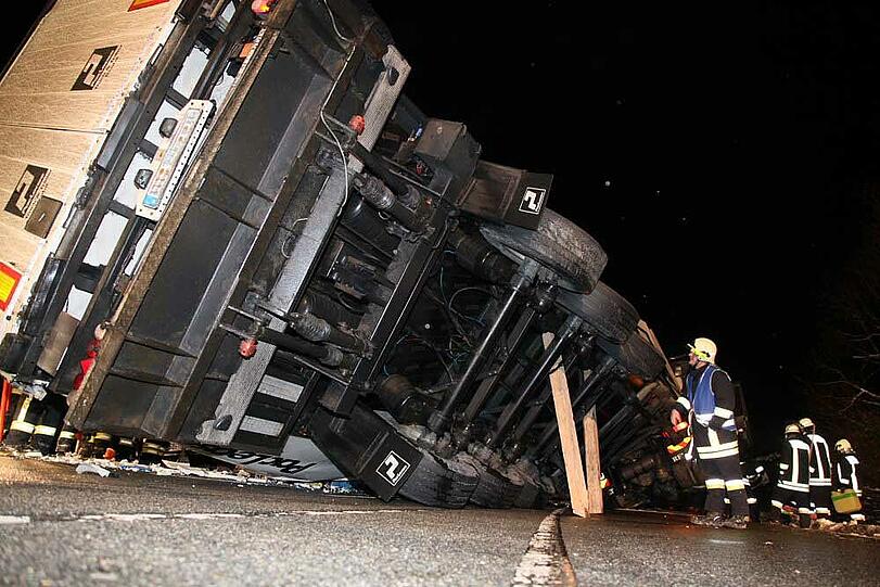 Markt Schwaben: Lkw-Crash auf B12: Fahrer in Lebensgefahr - Bayern - Abendzeitung München