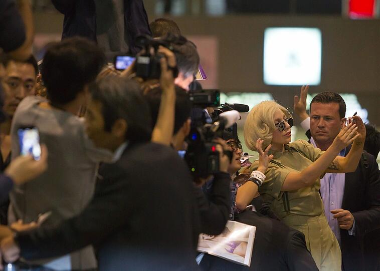 Lady Gaga bei ihrer Ankunft in Tokio