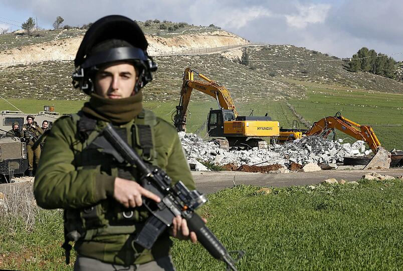 Israelische Sicherheitskräfte zerstören eine Siedlung in der Westbank. Die israelische Regierung geht immer wieder gegen die aus ihrer Sicht illegalen Bauten vor.