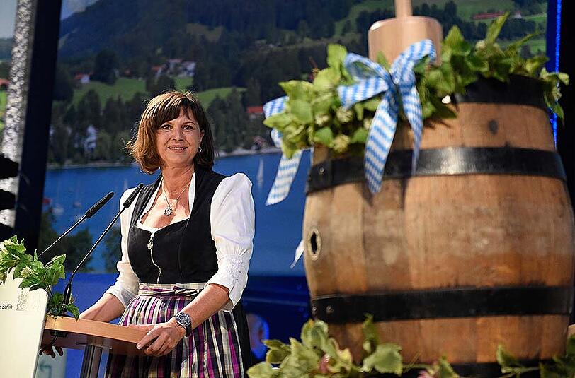 In der Bayrischen Landesvertretung in Berlin fand am Mittwoch der traditionelle Berliner Auftakt zum Münchner Oktoberfest statt. Vor Ort waren unter anderem Volker Kauder, Ilse Aigner und Alexander Dobrindt. Die Bilder.