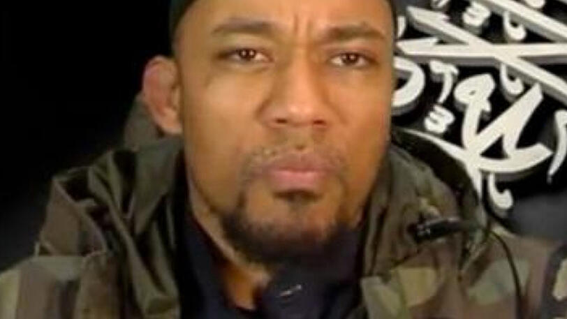 Denis Cuspert alias Abu Taha al-Almani (al-Almani bedeutet "der Deutsche") 2014 in einer Twitter-Botschaft des "Islamischen Staates".