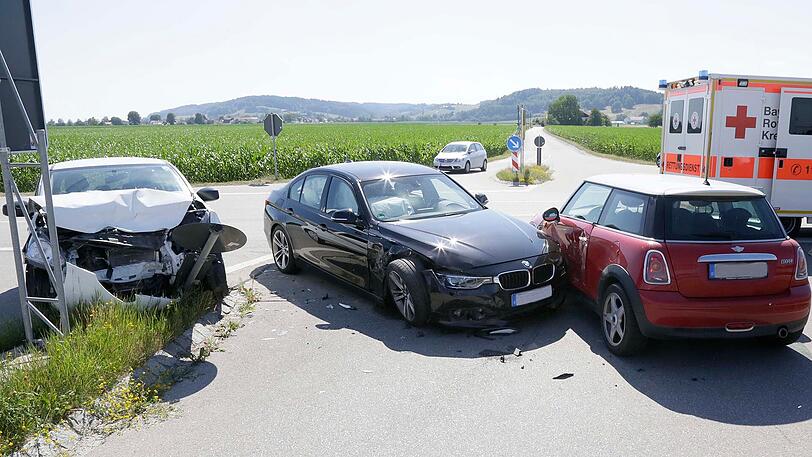 Zwei Personen wurden leicht verletzt, drei Fahrzeuge beschädigt: Die Bilder vom Unfallort.