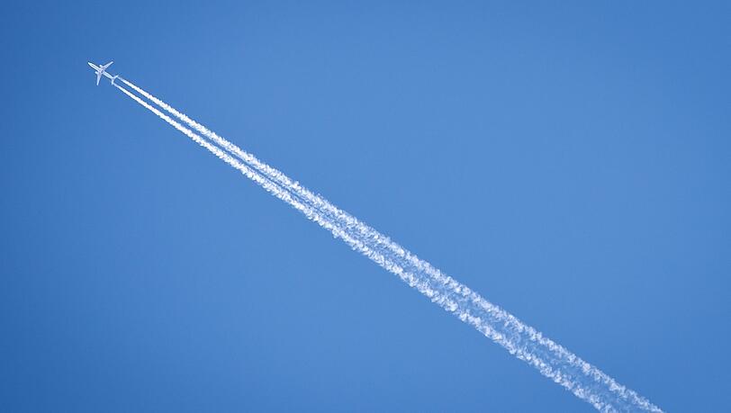Lösen Fernweh aus und lassen Kerosin ab – Flugzeuge über Bayern. Lösen Fernweh aus und lassen Kerosin ab – Flugzeuge über Bayern.