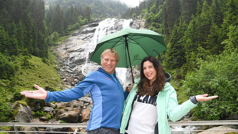 Alexandra Polzin mit Mann Gerhard Leinauer beim Wandern am Grawa-Wasserfall