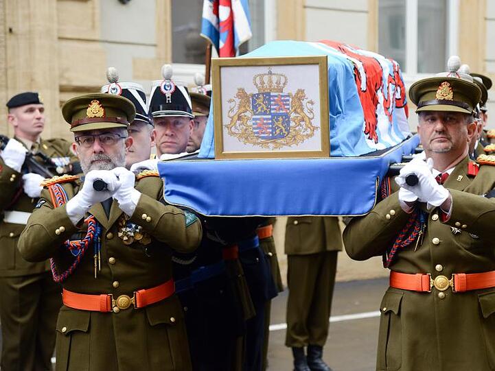 Offiziere der Gendarmerie und der Armee tragen den Sarg mit Luxemburgs Altgroßherzog Jean.