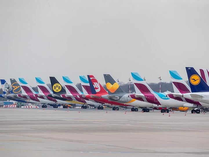 Zahlreiche Flugzeuge diverser Gesellschaften stehen auf dem Vorfeld des Düsseldorfer Flughafens.