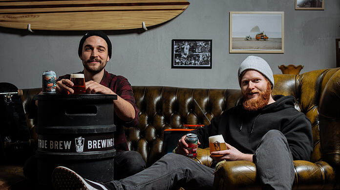 Luis Seubert und Andreas Dünkel in ihrer gemütlichen Bar im Dreimühlenviertel.