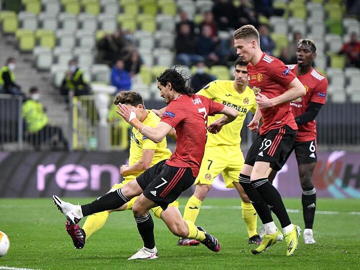 Edinson Cavani (2.v.l) brachte United nach dem Seitenwechsel wieder zurück ins Spiel.