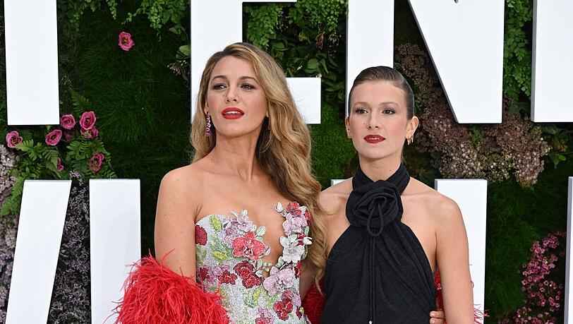 Isabela Ferrer (r.) spielt in "Nur noch ein einziges Mal" die junge Version von Blake Livelys Figur Lily.